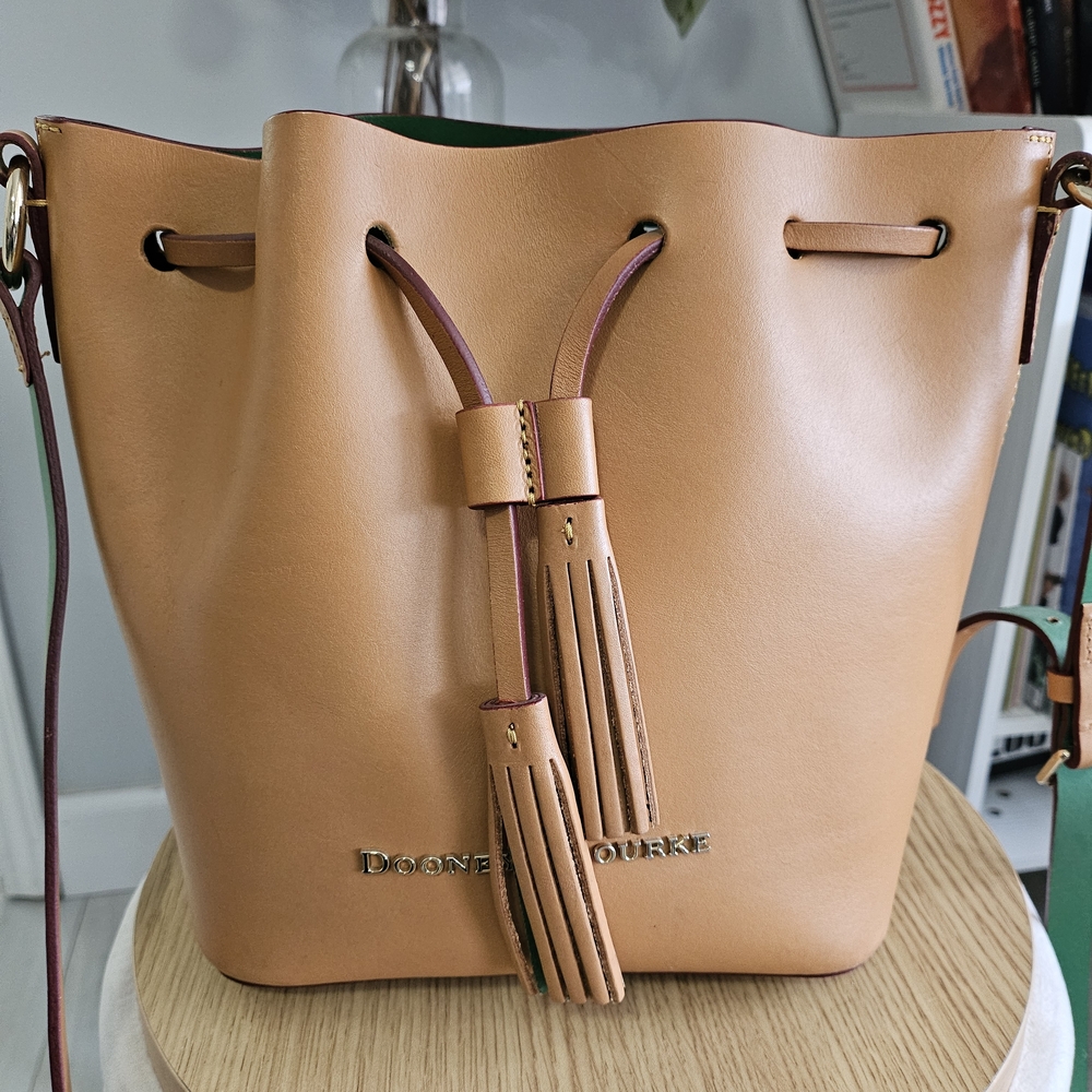 🚫❌️SOLD! Dooney & Bourke Serena Tan & Green Drawstring Bucket Bag/ Wristlet - Picture 2 of 9